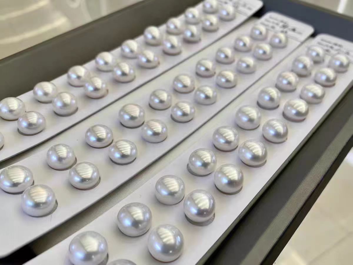 天然珍珠首饰主要包括项链、手链、耳饰、戒指、吊坠和套装六大类